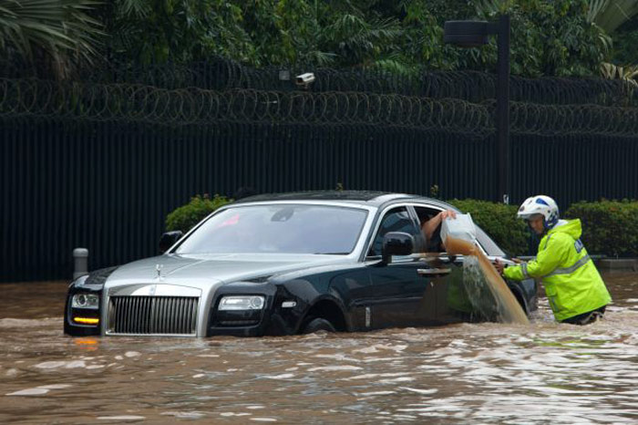 Đi xe siêu sang Rolls-Royce cũng phải tát nước khi đường ngập